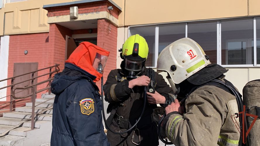 Росгвардейцы провели с МЧС совместную тренировку действий при пожаре в Екатеринбурге (видео)