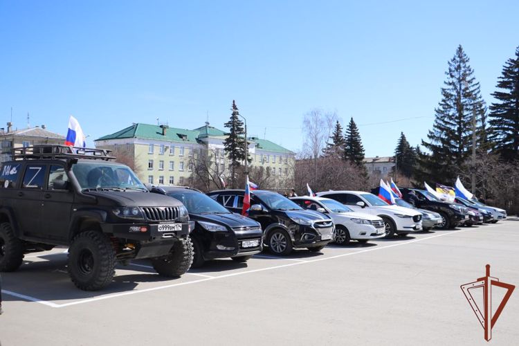 Росгвардейцы поддержали акцию-автопробег «Своих не бросаем» 