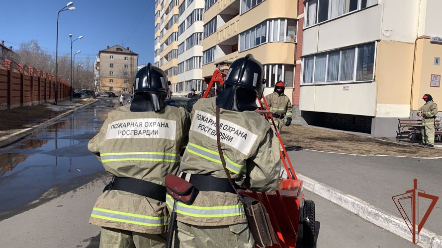 Росгвардейцы провели с МЧС совместную тренировку действий при пожаре в Екатеринбурге (видео)