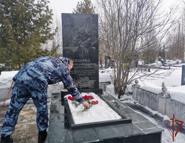 Сотрудники и ветераны ОМОН «Сокол» Росгвардии почтили память погибшего в 2000 году коллеги