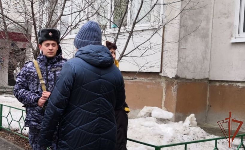 Росгвардейцы эвакуировали жильцов горящего многоквартирного дома в Тюмени (видео)