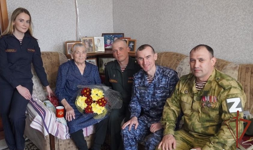 Саратовские росгвардейцы поздравили с Днем рождения фронтовую регулировщицу Марию Филипповну Лиманскую