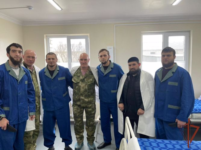 Командующий Северо-Кавказским округом посетил находящихся на излечении росгвардейцев в Грозном
