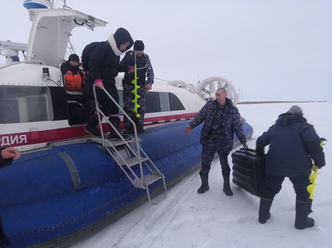 Росгвардейцы спасли группу рыбаков с дрейфующей льдины в северной Сибири