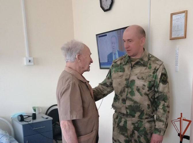 Замкомандующего Уральским округом Росгвардии посетил лечащихся в госпитале ветеранов Великой Отечественной войны