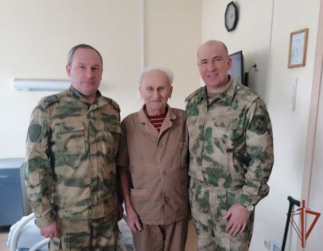 Замкомандующего Уральским округом Росгвардии посетил лечащихся в госпитале ветеранов Великой Отечественной войны