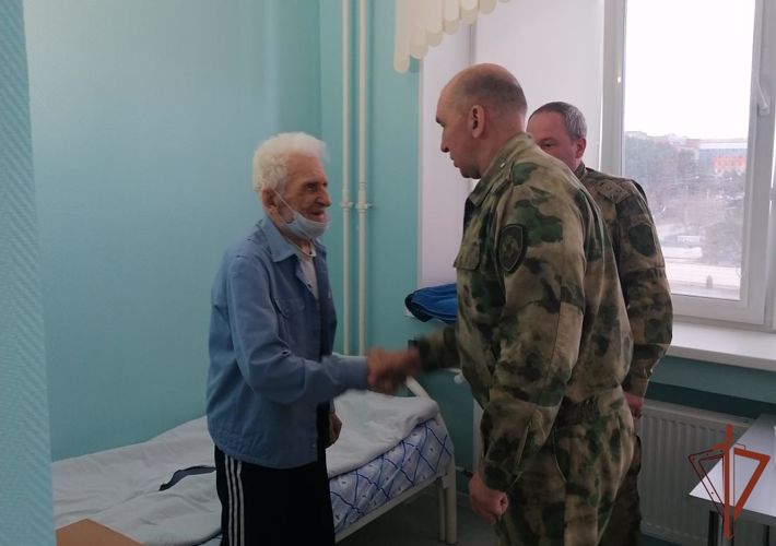 Замкомандующего Уральским округом Росгвардии посетил лечащихся в госпитале ветеранов Великой Отечественной войны