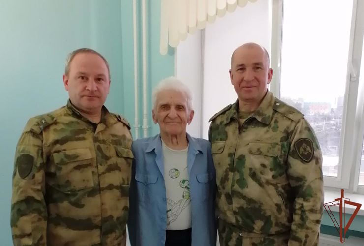 Замкомандующего Уральским округом Росгвардии посетил лечащихся в госпитале ветеранов Великой Отечественной войны