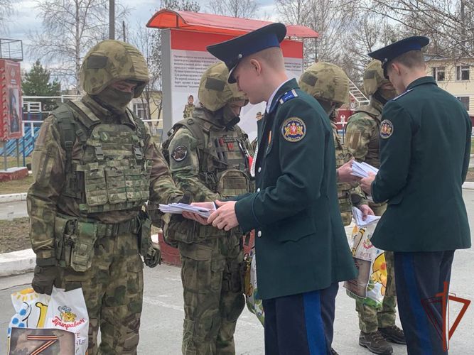  Росгвардейцы поддержали екатеринбургских кадетов в проведении патриотической акции «Своих не бросаем» (видео)