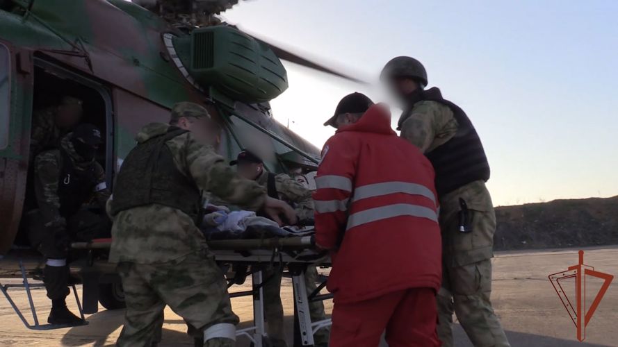Росгвардейцы оперативно доставили в медучреждение пострадавшую в ДТП семью на юге Украины (видео)