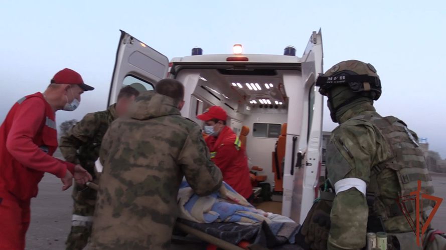 Росгвардейцы оперативно доставили в медучреждение пострадавшую в ДТП семью на юге Украины (видео)