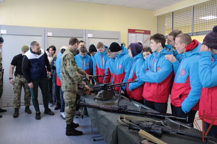 Юные спортсмены посетили бригаду оперативного назначения Северо-Западного округа Росгвардии