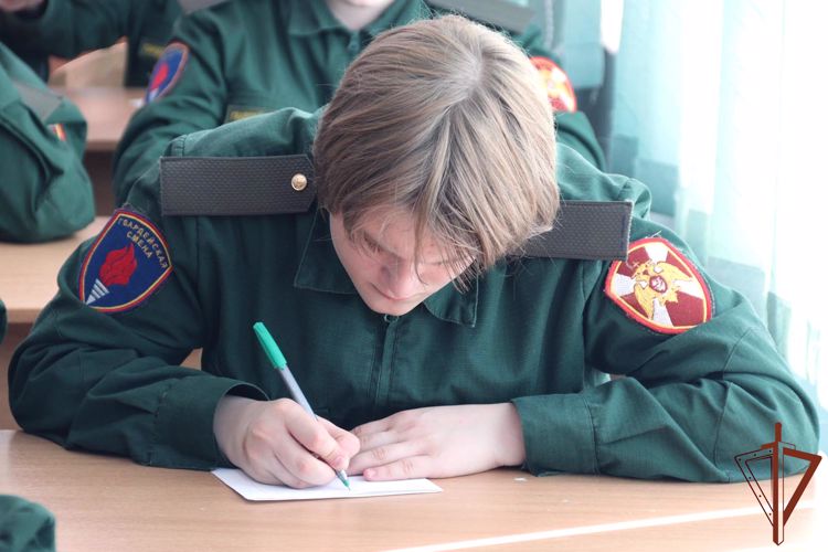 Магаданские школьники написали письма военнослужащим Вооруженных Сил России