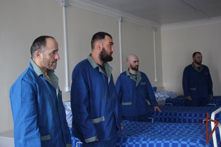 Командующий Северо-Кавказским округом посетил находящихся на излечении росгвардейцев в Грозном
