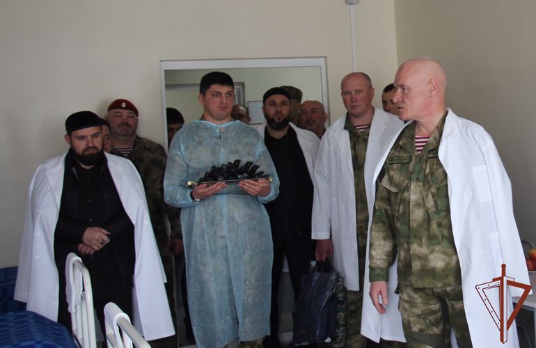 Командующий Северо-Кавказским округом посетил находящихся на излечении росгвардейцев в Грозном