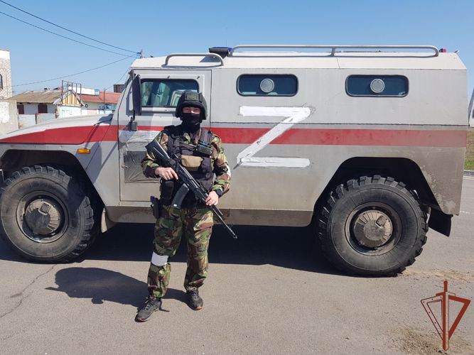 Бойцы Росгвардии, выполняющие задачи спецоперации, поблагодарили за передачу писем от родных и близких (видео)
