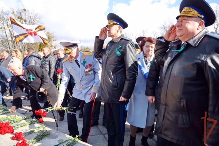 Росгвардейцы почтили память советских солдат, погибших при штурме Кёнигсберга 77 лет назад