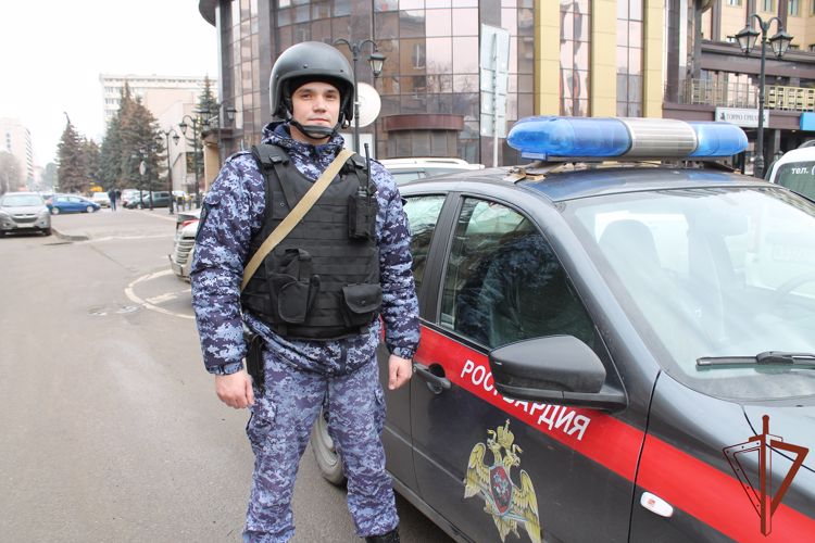 Росгвардейцы в Воронеже защитили граждан от агрессивного соседа