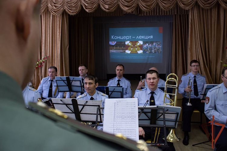 Музыканты оркестра Росгвардии провели концерт-лекцию для воспитанников подшефной школы-интерната в Челябинске
