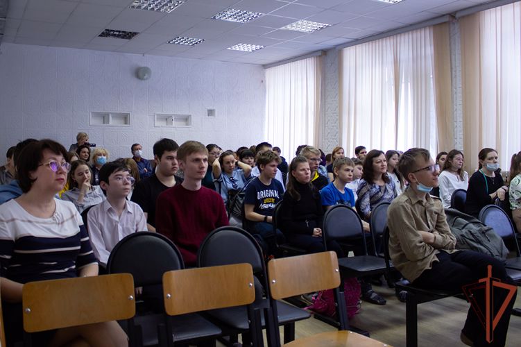 Музыканты оркестра Росгвардии провели концерт-лекцию для воспитанников подшефной школы-интерната в Челябинске
