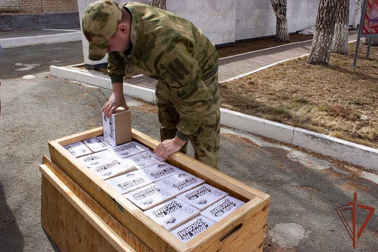 Письма и подарки росгвардейцам-участникам спецоперации на Украине направили уральские школьники и студенты (видео)