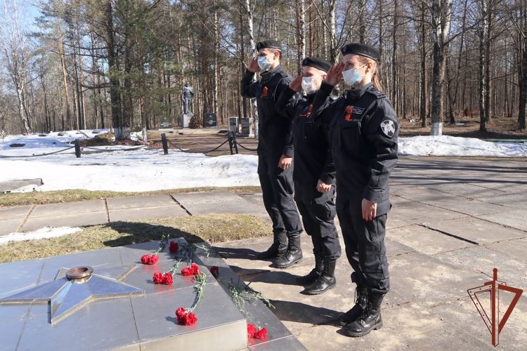 Сотрудники ОМОН «Бастион» Росгвардии почтили память павших в Великой Отечественной войне 