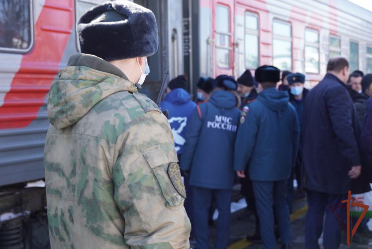 Росгвардейцы в Чувашии приняли участие во встрече вынужденных переселенцев с Донбасса