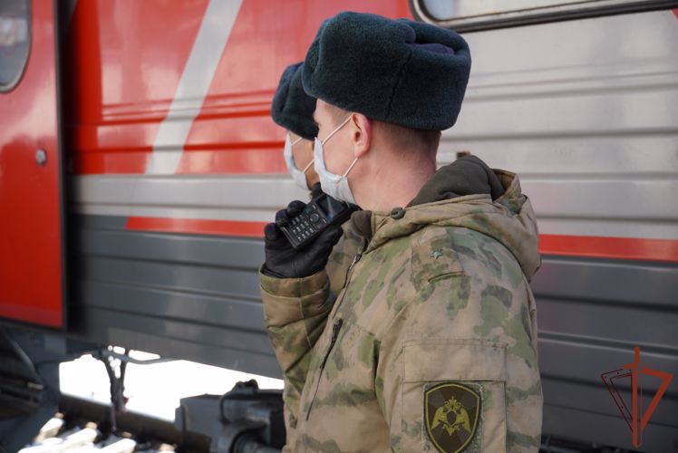 Росгвардейцы в Чувашии приняли участие во встрече вынужденных переселенцев с Донбасса