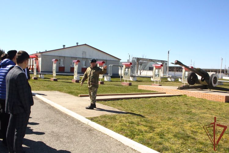 В артиллерийском полку Северо-Кавказского округа Росгвардии прошел день открытых дверей для школьников 