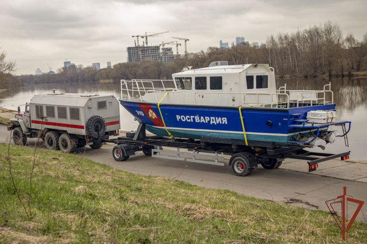 Росгвардейцы приступили к патрулированию акватории Москвы-реки (видео)