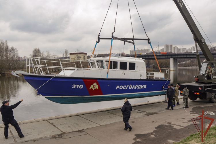 Росгвардейцы приступили к патрулированию акватории Москвы-реки (видео)
