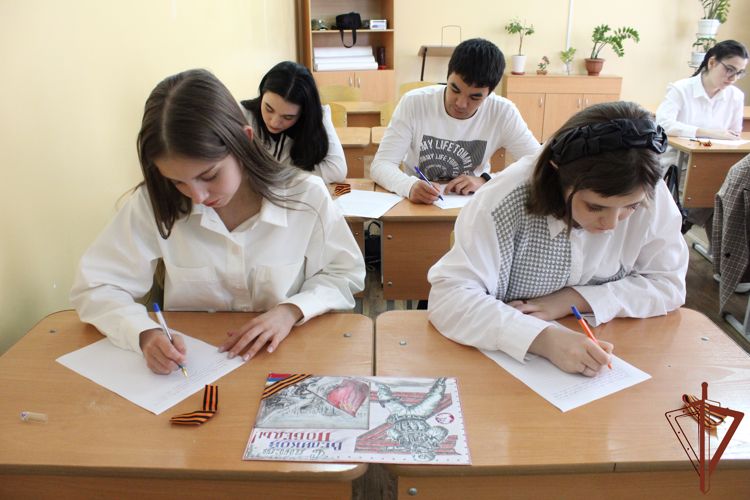 В грозненской школе Росгвардии прошла акция «Солдатский треугольник»