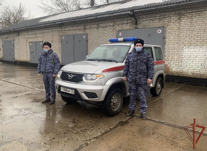 Сотрудники Росгвардии спасли на пожаре пожилую женщину в Ярославской области