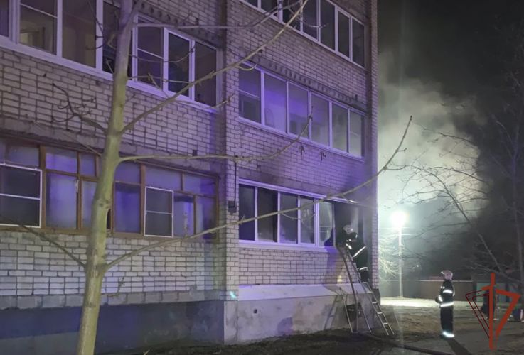 Сотрудники Росгвардии спасли на пожаре пожилую женщину в Ярославской области
