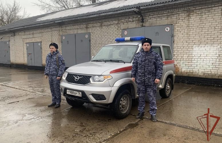 Сотрудники Росгвардии спасли на пожаре пожилую женщину в Ярославской области