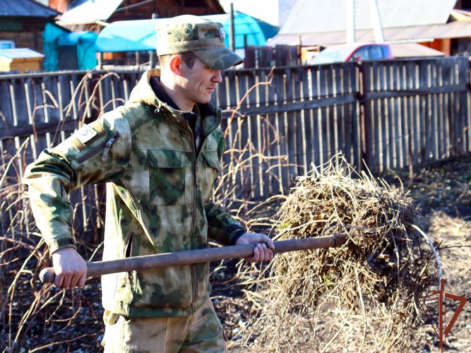 Росгвардейцы оказали помощь труженице тыла из Горно-Алтайска
