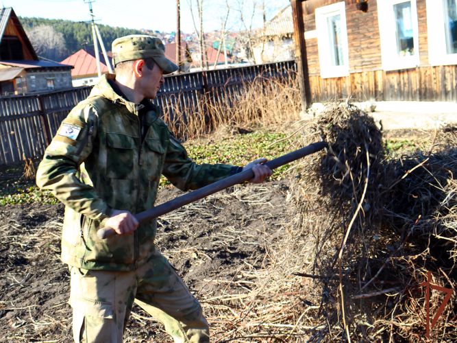 Росгвардейцы оказали помощь труженице тыла из Горно-Алтайска