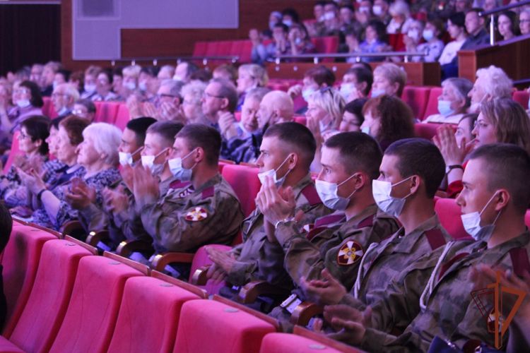 Участников парада Победы из Росгвардии пригласил на концерт Уральский театр эстрады (видео)