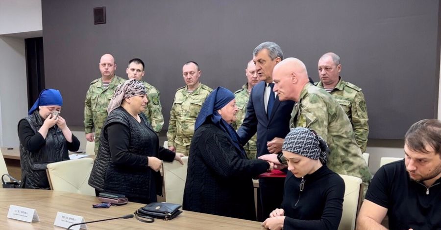 Награды погибших военнослужащих Росгвардии передали их родным в Северной Осетии