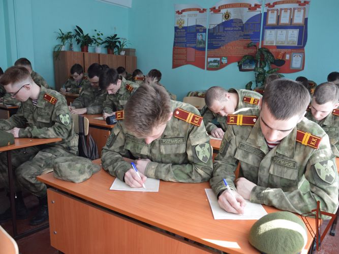 Подшефные Росгвардии из Барнаула написали письма участникам спецоперации (видео)