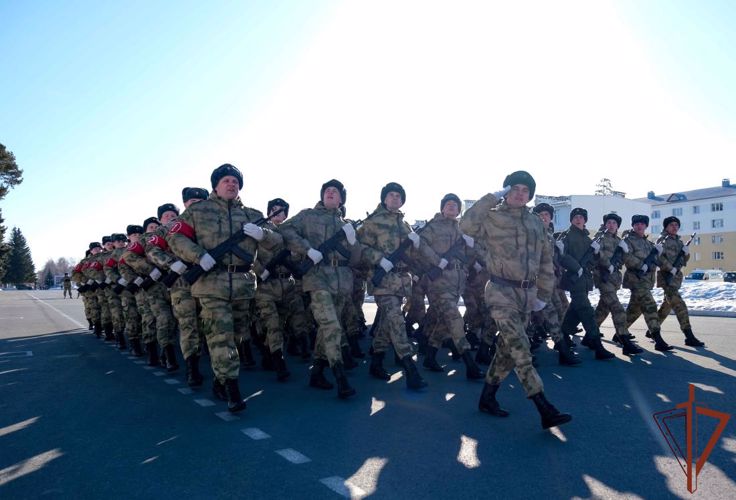 Военнослужащие Уральского округа Росгвардии начали подготовку к параду Победы (видео)