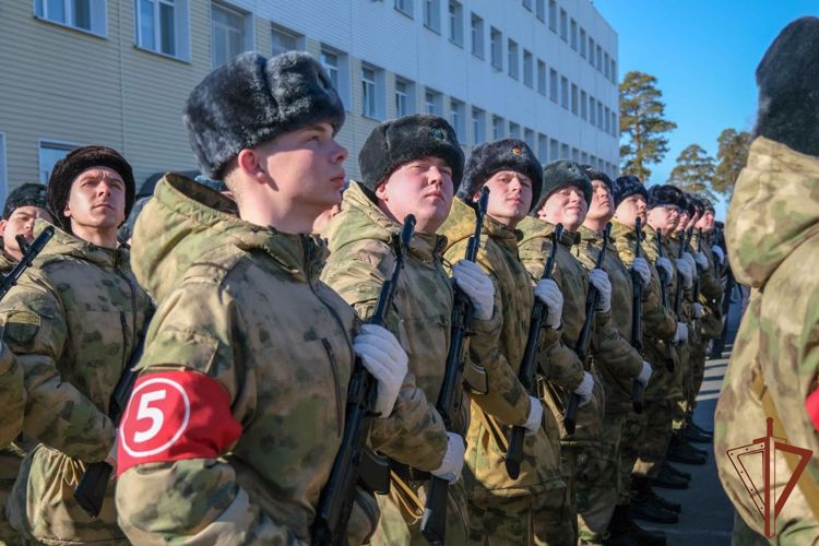 Военнослужащие Уральского округа Росгвардии начали подготовку к параду Победы (видео)
