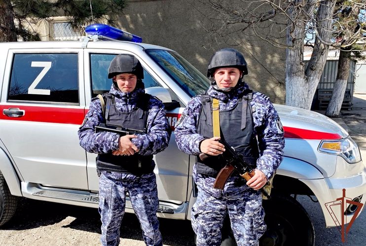Утратившему связь с родными мужчине помогли росгвардейцы в Крыму