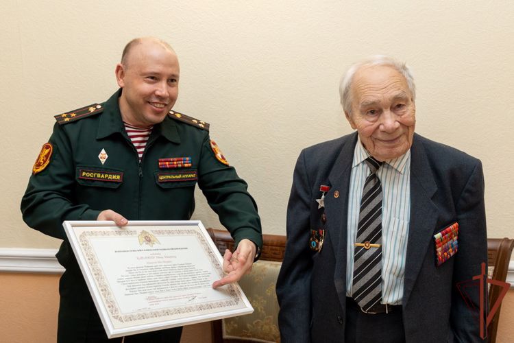 В РОСГВАРДИИ ПРОВОДИЛИ НА ЗАСЛУЖЕННЫЙ ОТДЫХ 93-ЛЕТНЕГО ВЕТЕРАНА