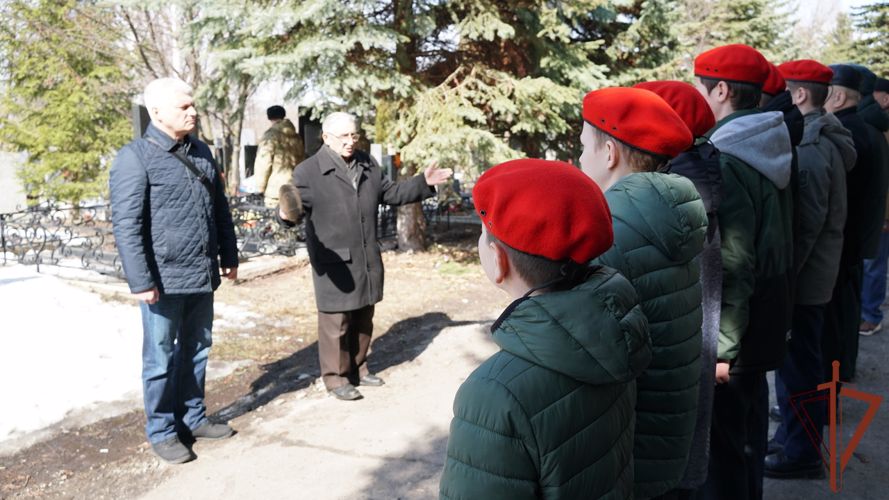 Офицеры Росгвардии и кадеты юнармии почтили память Героя Советского Союза Ивана Громова в Ульяновске