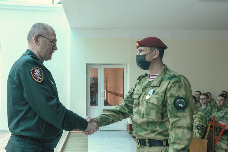 Боевые награды за личное мужество вручены военнослужащим и сотрудникам Южного округа Росгвардии (видео)