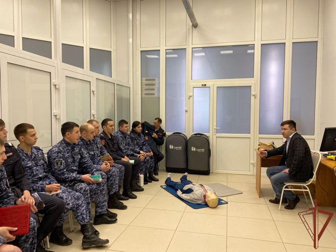 Росгвардейцы проходят обучение по оказанию первой помощи в омском медуниверситете 