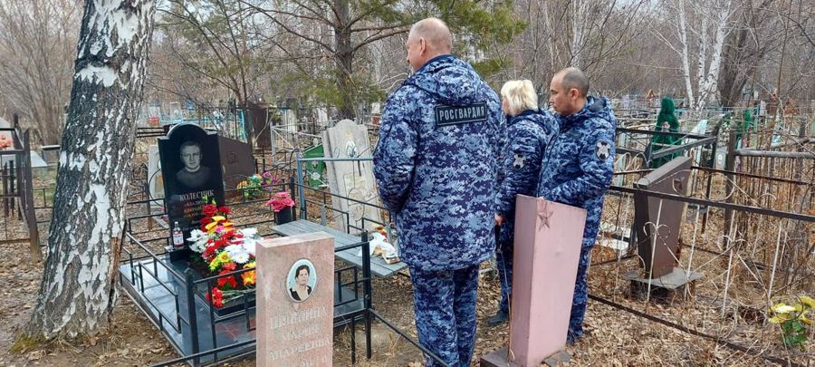 Память погибших коллег почтили в Иркутске сотрудники вневедомственной охраны Росгвардии 