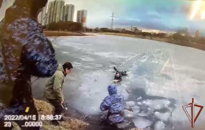 Военнослужащие Росгвардии помогли выбраться на берег провалившимся под лёд петербуржцам 