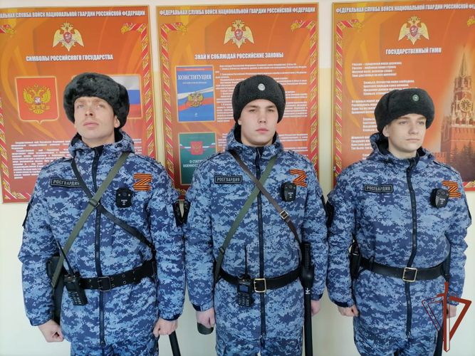 Военнослужащие Росгвардии помогли выбраться на берег провалившимся под лёд петербуржцам